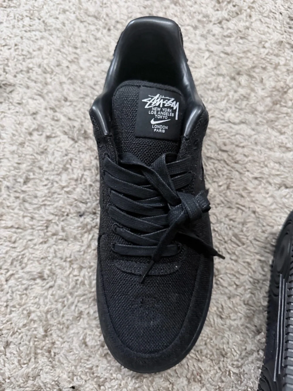 Nike Men’s Black Low-Top Sneakers with Lace-Up Design - Picture 6 of 6